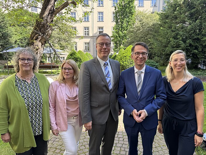 Foto der Mitglieder des Landesvorstandes mit dem hessischen Justizminister Nahaufnahme Foto der Mitglieder des Landesvorstandes mit dem hessischen Justizminister Nahaufnahme